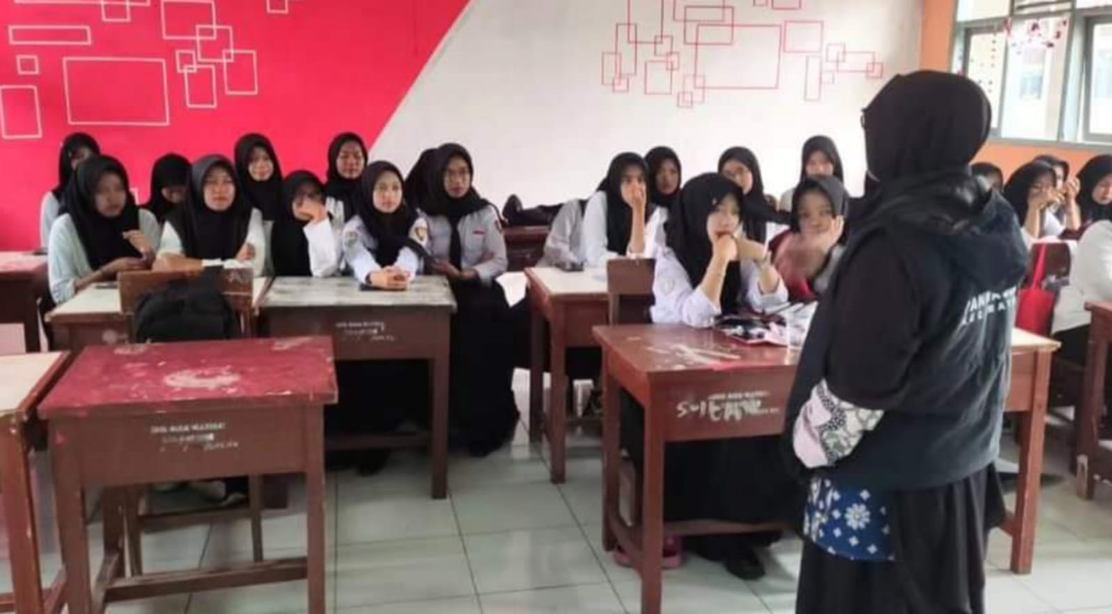 Panwascam Sukahening Gelar Sosialisasi Pengawasan Partisipatif Bagi Pemilih Pemula di SMK Bina Mandiri