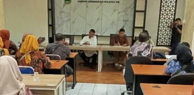 Warga Kecamatan Tambaksari Sambangi KCD Wilayah XIII, Pertanyakan Izin SMKN Tambaksari Yang Belum Terbit