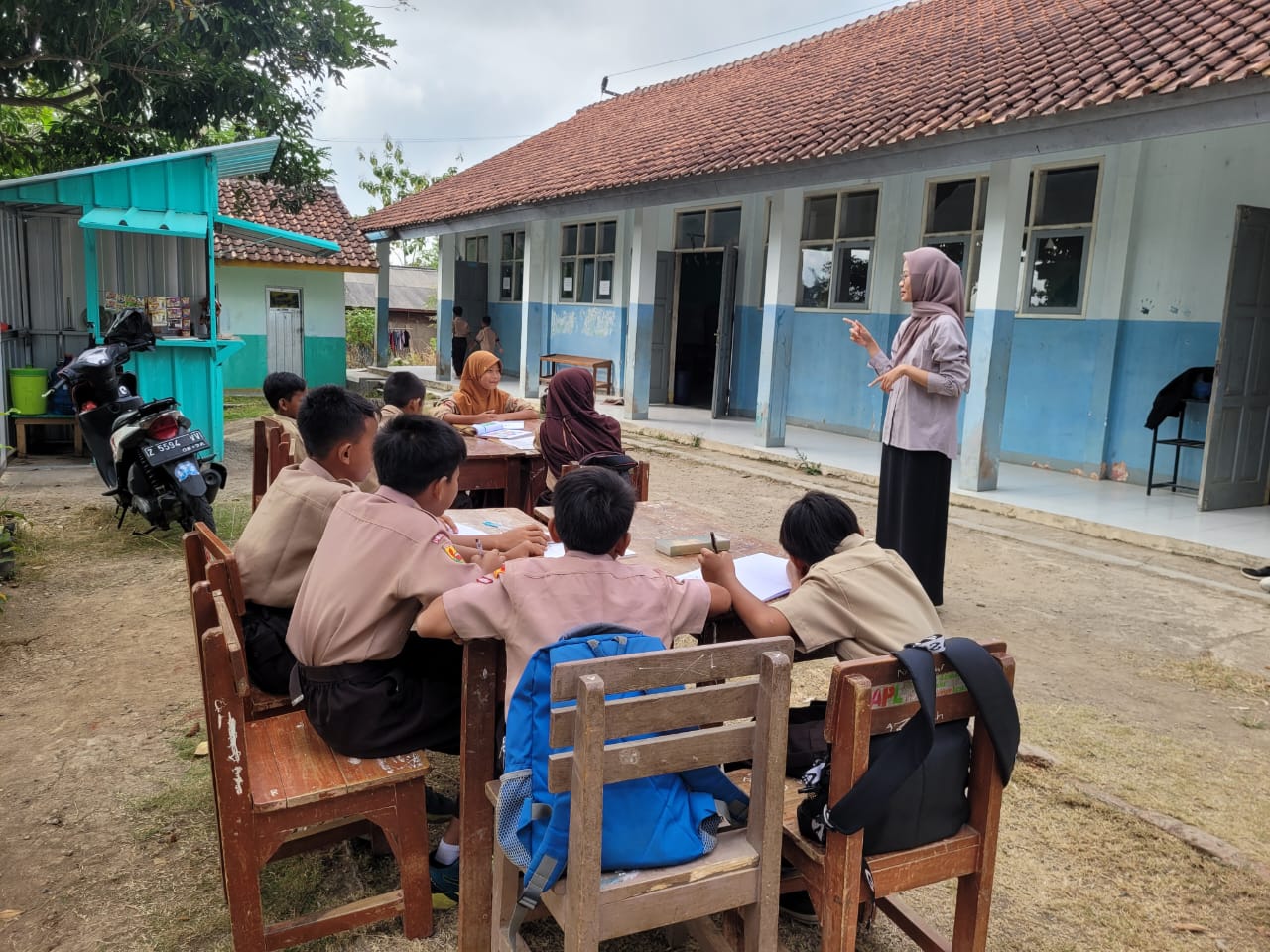 Miris !!! Bangunannya Mau Ambruk, Siswa SDN 5 Wangunjaya Terpaksa Belajar di Selasar