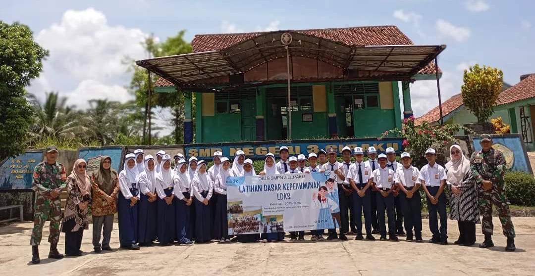 Tanamkan Kedisiplinan Bagi Para Siswa, Anggota Koramil 1308/Cipaku Melatih PBB Di SMPN 3 Cipaku